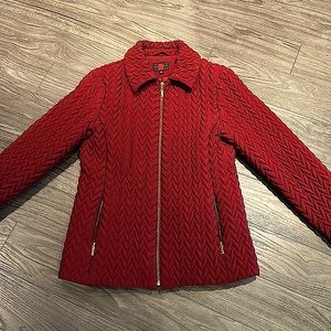 Women’s medium jacket with zipper and two zippered pockets.